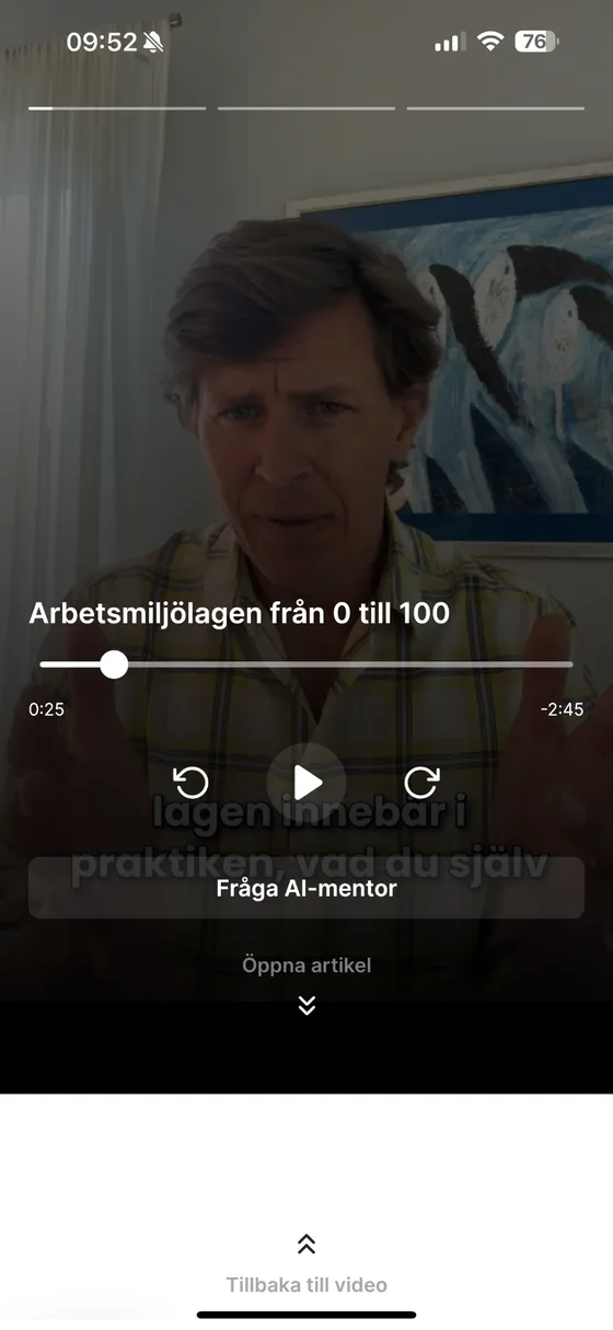 Videospelaren med uppspelningskontroller och knappen för att öppna artikeln